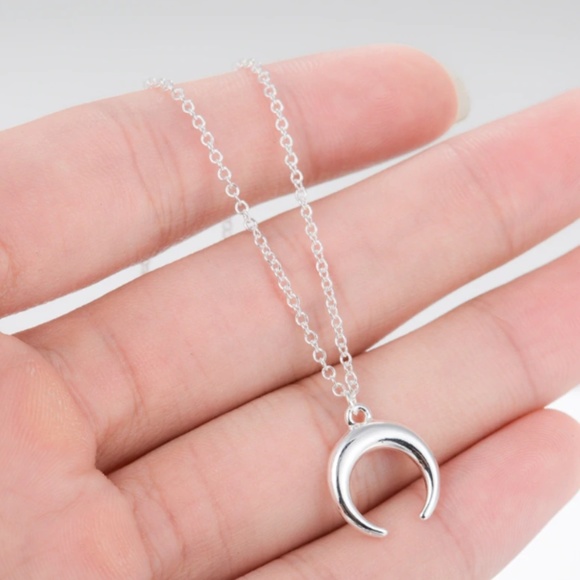 ❤️ 3/$30 Dainty Crescent Horn Necklace - Picture 3 of 7